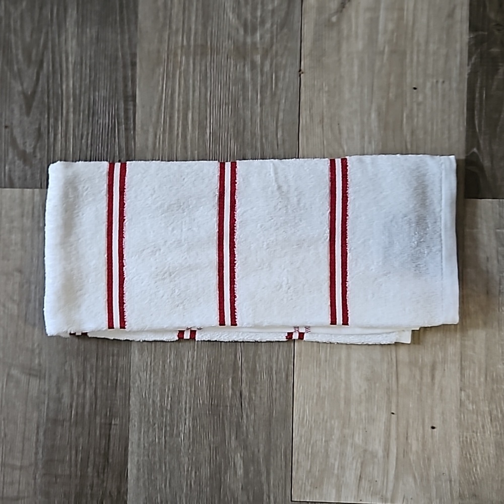 Caro Home White with Red Stripes Towel